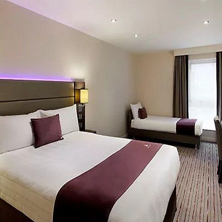 Premier Inn London ラムフォード エクステリア 写真