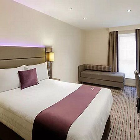 Premier Inn London ラムフォード エクステリア 写真