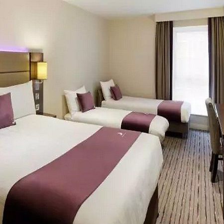 Premier Inn London ラムフォード エクステリア 写真