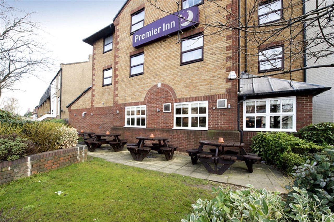 Premier Inn London ラムフォード エクステリア 写真