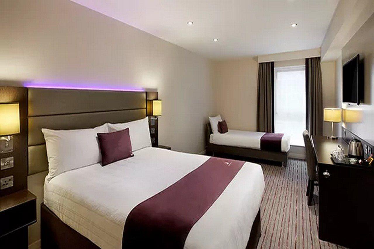 Premier Inn London ラムフォード エクステリア 写真