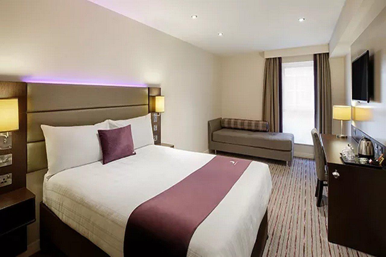 Premier Inn London ラムフォード エクステリア 写真
