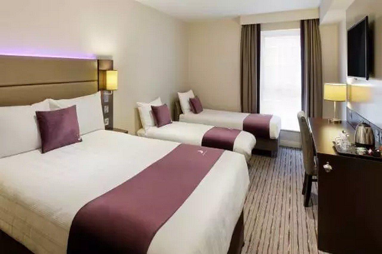 Premier Inn London ラムフォード エクステリア 写真