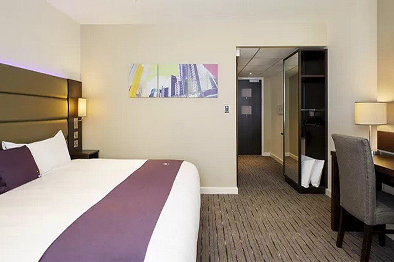 Premier Inn London ラムフォード エクステリア 写真