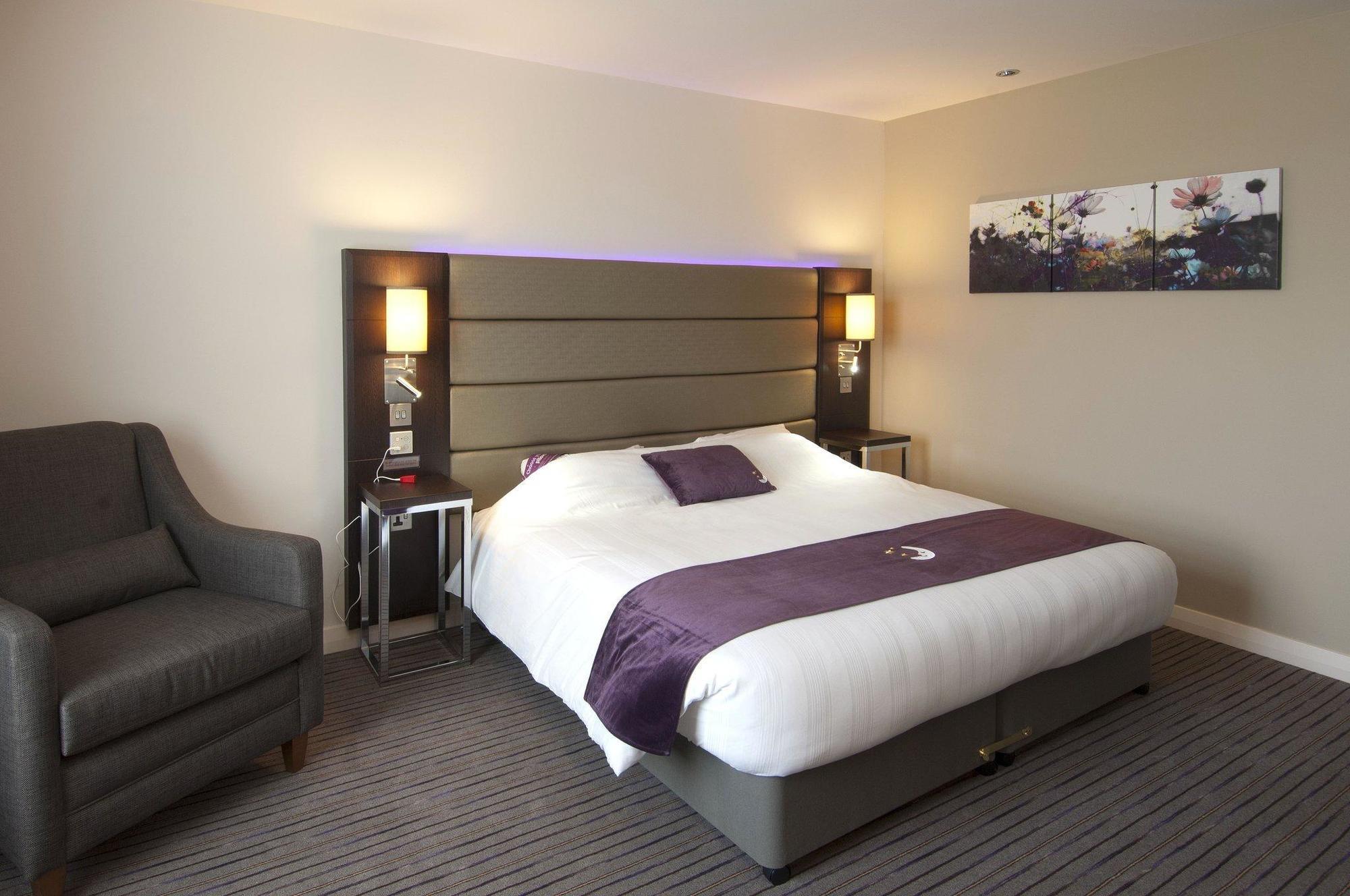Premier Inn London ラムフォード エクステリア 写真