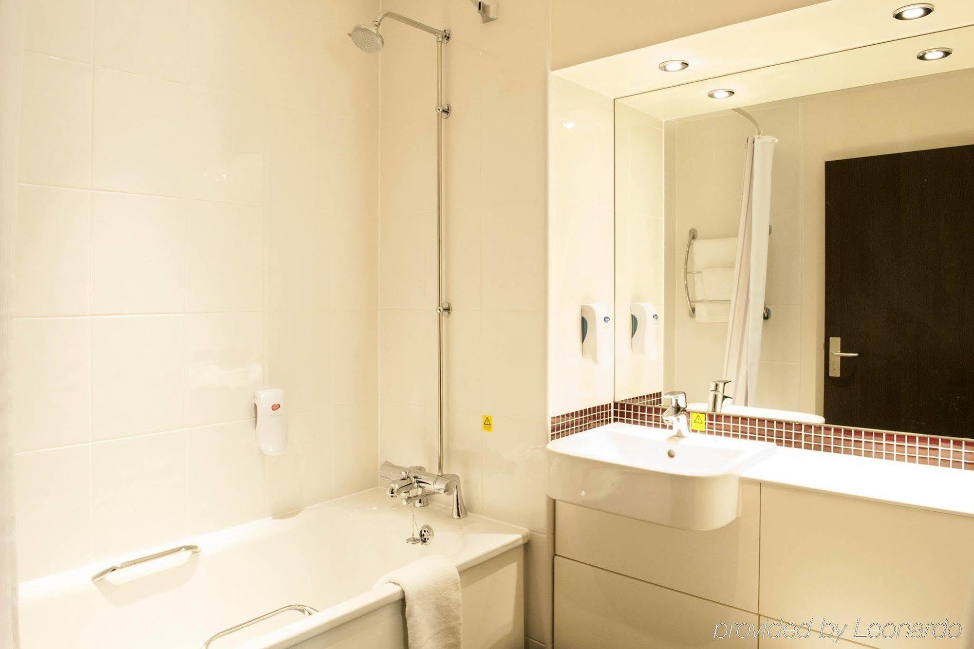 Premier Inn London ラムフォード エクステリア 写真